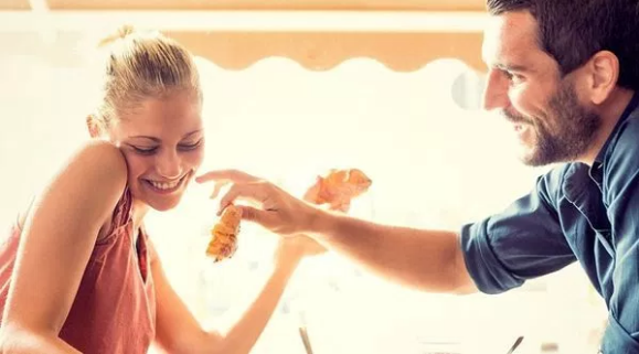 Если твой мужчина делает эти вещи, значит он держит тебя за дуру Если твой мужчина делает эти вещи, значит он держит тебя за дуру