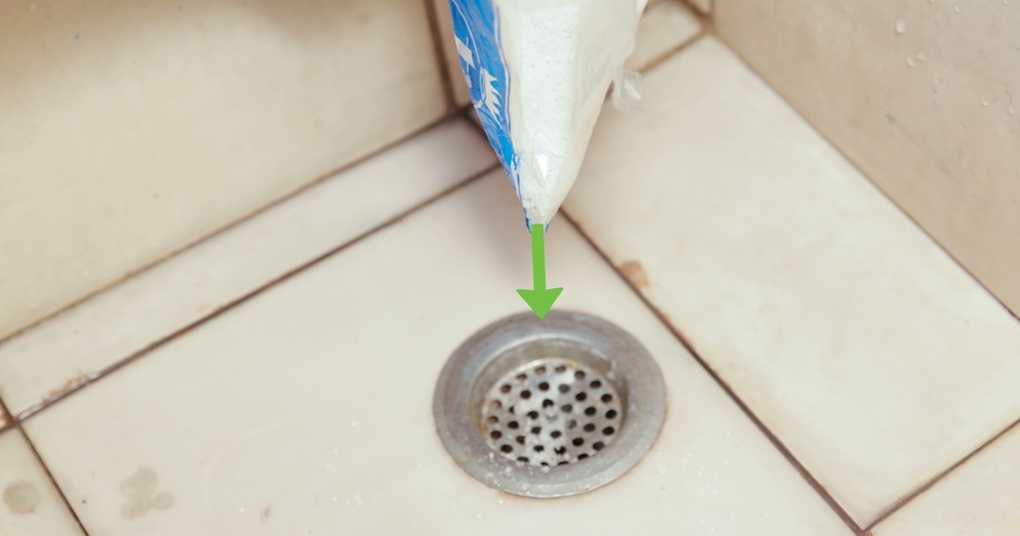 Быстрый способ чистки канализационного стока, который избавит от засоров и запахов за 15 минут