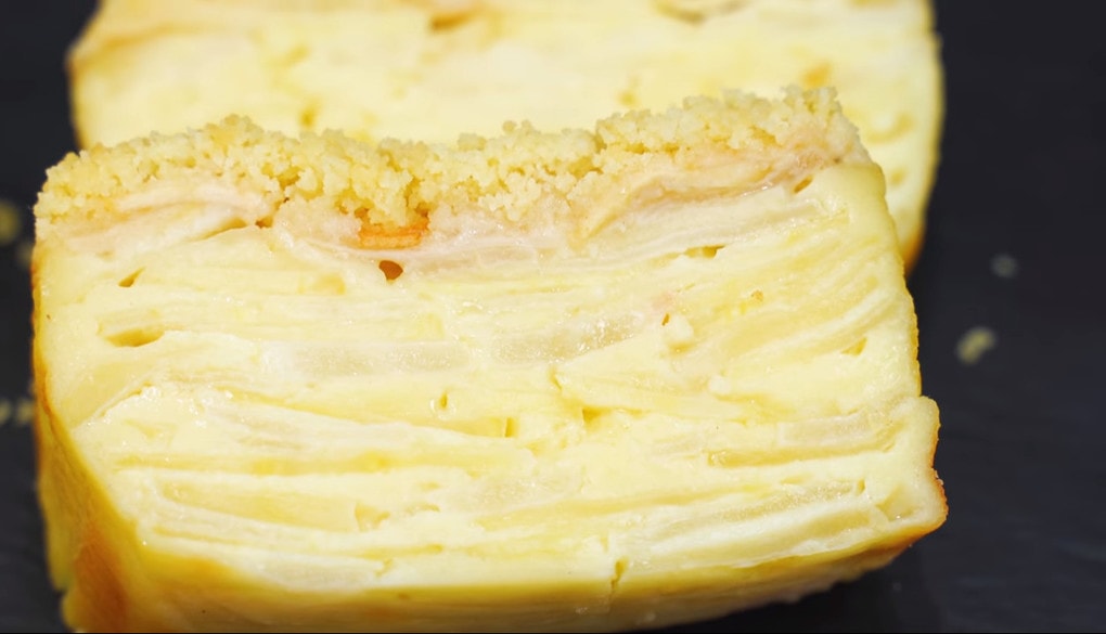 Тесто этого пирога при выпечке превращается в нежнейший крем. А готовится он очень просто.