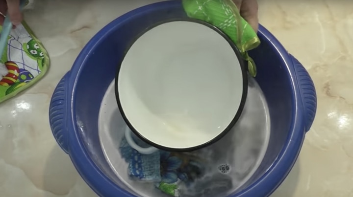 Копеечный способ чистки эмалированной посуды, который должна знать каждая хозяйка