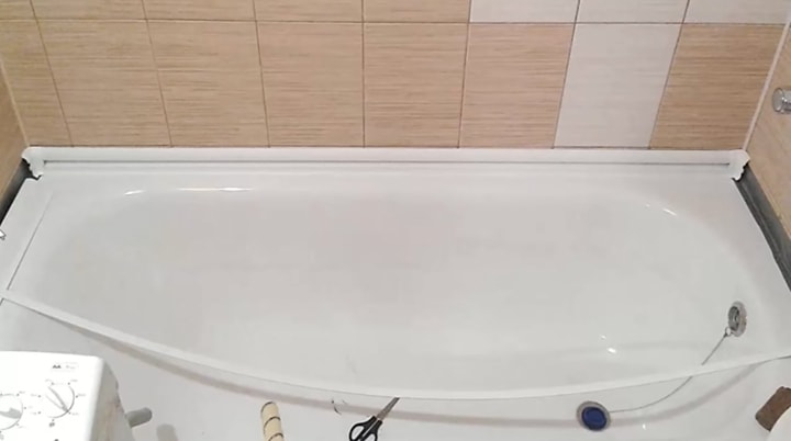 Надежный и проверенный способ закрытия щели между ванной и стеной