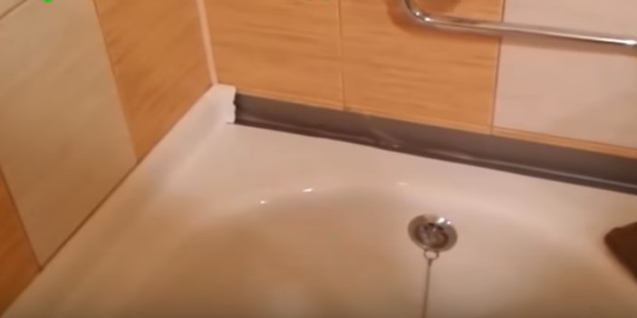 Надежный и проверенный способ закрытия щели между ванной и стеной