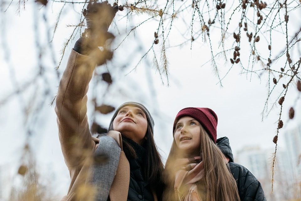 Стоят последние теплые дни. В преддверии Рождества фильм. Warm autumn teenagers. Autumn Street.